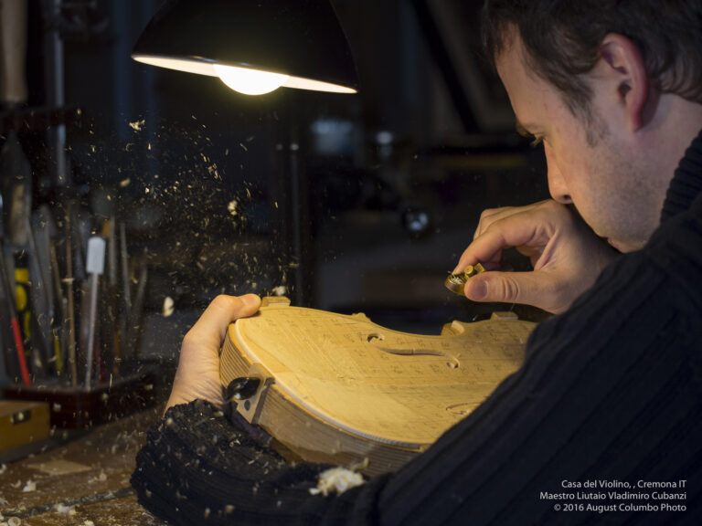Scopri di più sull'articolo Cremona violin maker: Vladimiro Cubanzi. Non solo competenza, ma passione, amore e cura del dettaglio