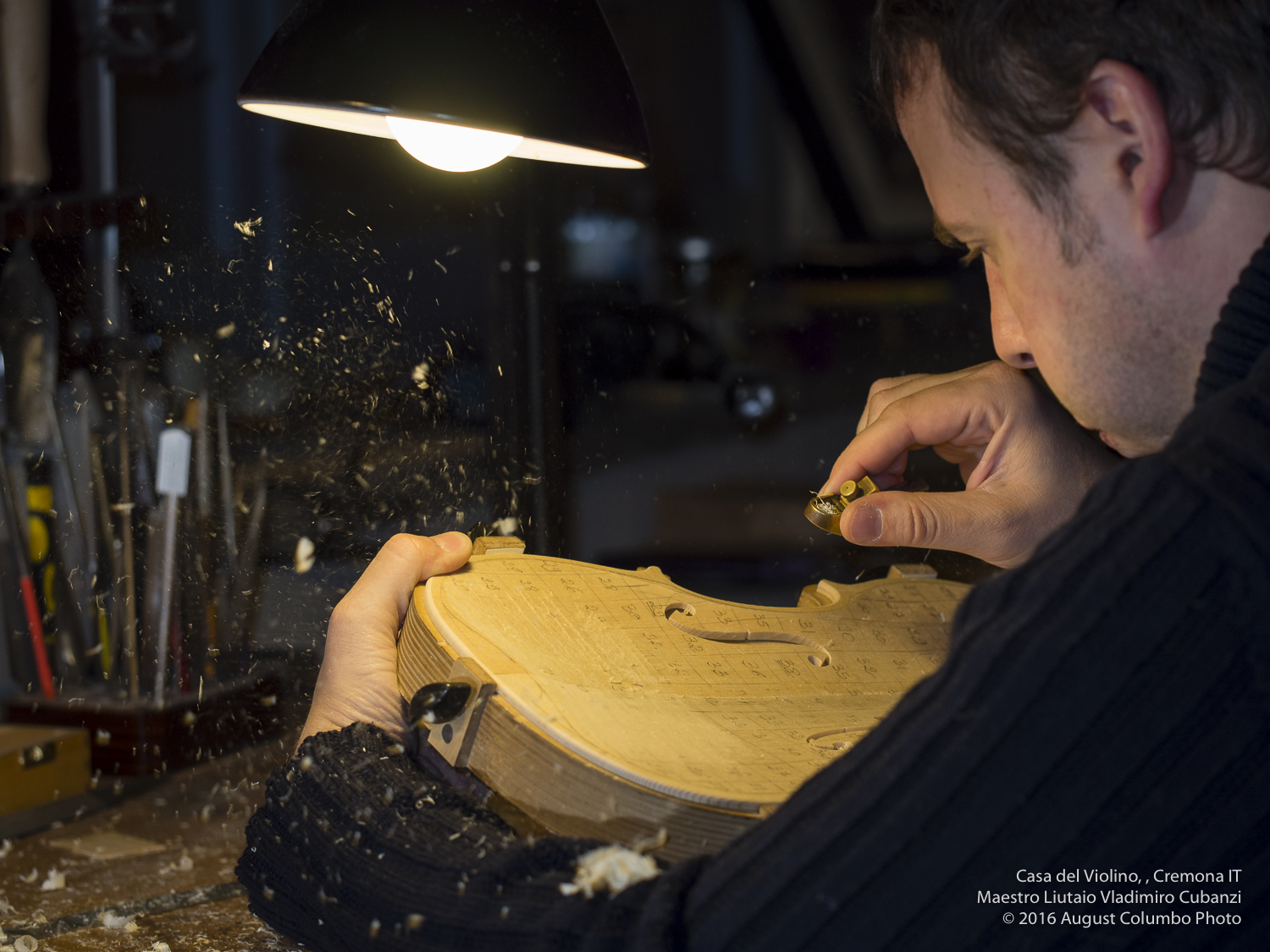Scopri di più sull'articolo Cremona violin maker: Vladimiro Cubanzi. Non solo competenza, ma passione, amore e cura del dettaglio